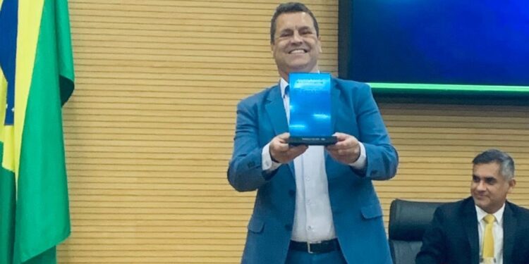 Presidente do Crea-RO, Eng. Edison Rigoli, recebe homenagem da Fenacom em reconhecimento à comunicação