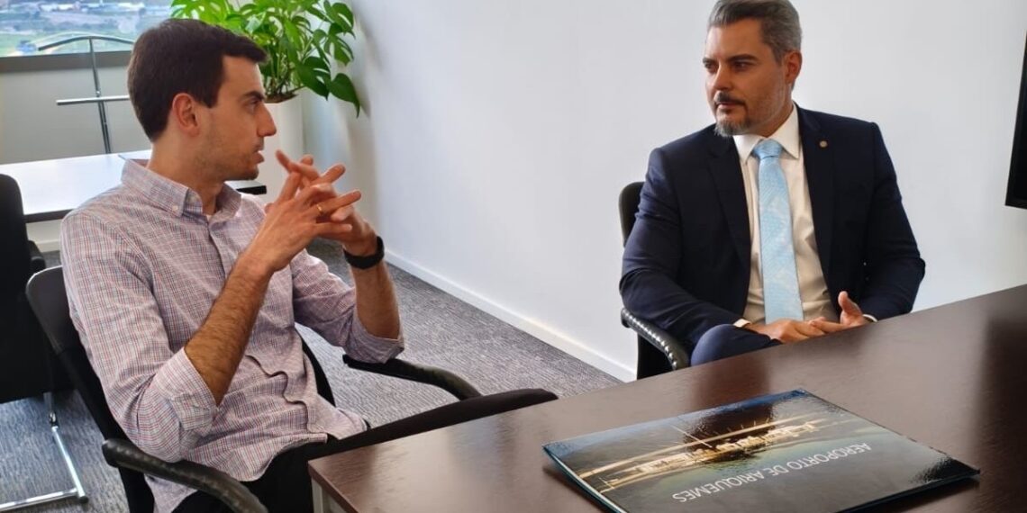 Thiago Flores apresenta projeto do aeroporto de Ariquemes à Azul