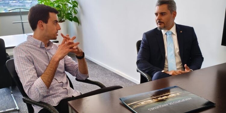 Thiago Flores apresenta projeto do aeroporto de Ariquemes à Azul