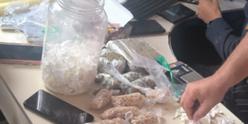 OPERAÇÃO POLICIAL APREENDE GRANDE QUANTIDADE DE DROGAS E PRENDE TRÊS SUSPEITOS EM VISTA ALEGRE DO ABUNÃ