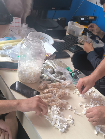 OPERAÇÃO POLICIAL APREENDE GRANDE QUANTIDADE DE DROGAS E PRENDE TRÊS SUSPEITOS EM VISTA ALEGRE DO ABUNÃ