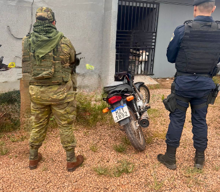 OPERAÇÃO PROTETOR DAS DIVISAS E FRONTEIRAS: POLÍCIA MILITAR RECUPERA MOTOCICLETA FURTADA E PRENDE DOIS SUSPEITOS NA BR-364