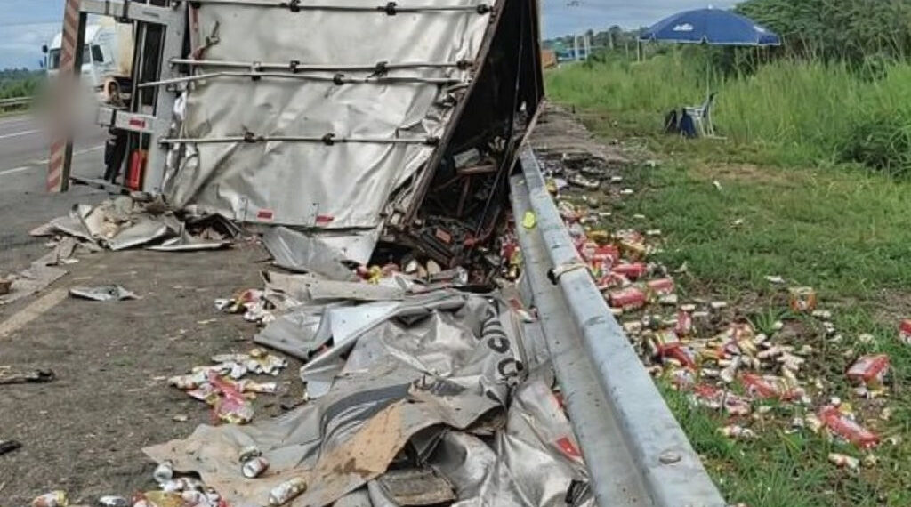 Carreta carregada de cerveja tomba após curva em viaduto na BR-364 em Ji-Paraná