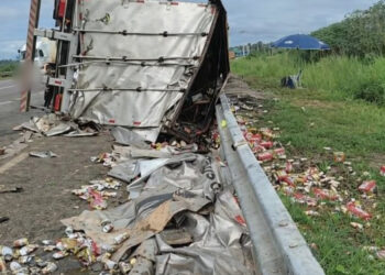 Carreta carregada de cerveja tomba após curva em viaduto na BR-364 em Ji-Paraná