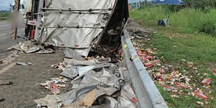 Carreta carregada de cerveja tomba após curva em viaduto na BR-364 em Ji-Paraná