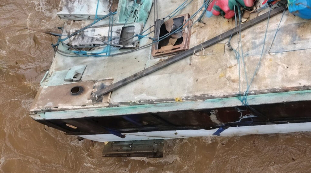 Ônibus cai em rio após erro de trajeto em estrada rural próxima a Chupinguaia