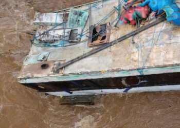 Ônibus cai em rio após erro de trajeto em estrada rural próxima a Chupinguaia