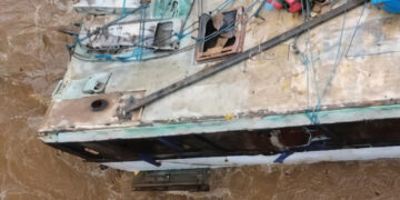 Ônibus cai em rio após erro de trajeto em estrada rural próxima a Chupinguaia