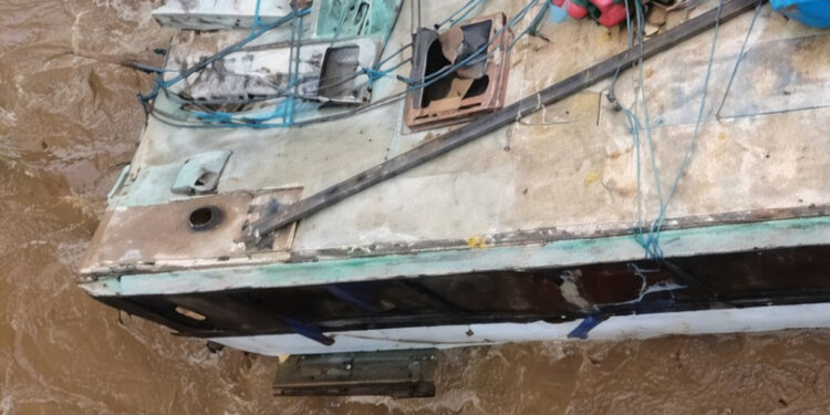 Ônibus cai em rio após erro de trajeto em estrada rural próxima a Chupinguaia