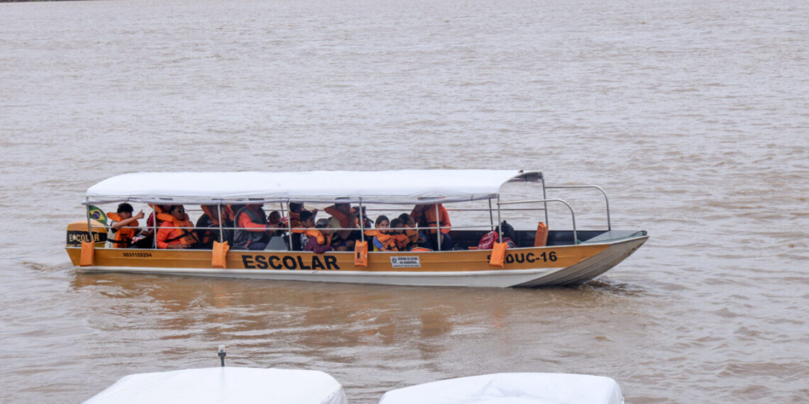 Transporte escolar fluvial garante acesso à educação e transforma a realidade de comunidades ribeirinhas