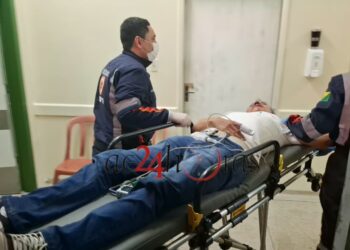 Homem é baleado e agredido após reagir a assalto