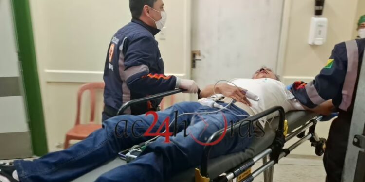 Homem é baleado e agredido após reagir a assalto