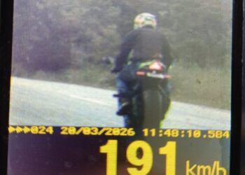 PRF flagra motocicleta a 191 km/h com placa oculta na BR-060