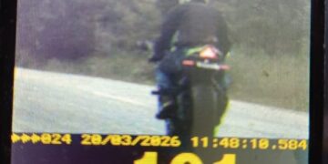 PRF flagra motocicleta a 191 km/h com placa oculta na BR-060