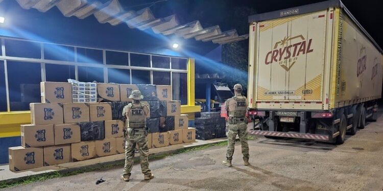 PRF apreende carga de cigarros e desodorantes contrabandeados em Rio Branco (AC)