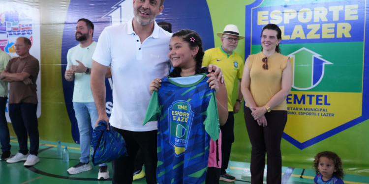 Prefeitura entrega mais de 3 mil uniformes de programas esportivos