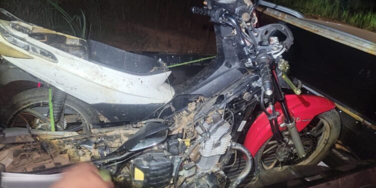 POLICIA MILITAR LOCALIZA MOTOCICLETAS EM ÁREA DE DIFÍCIL ACESSO E RECUPERA VEÍCULO COM RESTRIÇÃO DE FURTO
