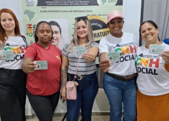 Contempladas do programa CNH Social em Ariquemes e Ji-Paraná recebem do governo de RO as novas permissões para dirigir