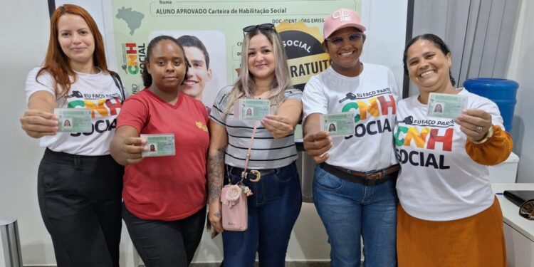 Contempladas do programa CNH Social em Ariquemes e Ji-Paraná recebem do governo de RO as novas permissões para dirigir