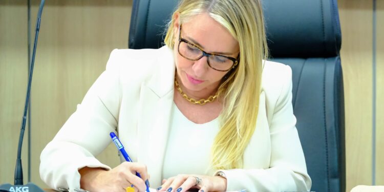 Ieda Chaves propõe spray gratuito para mulheres sob medida protetiva em Rondônia