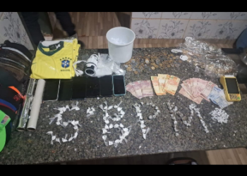 POLÍCIA MILITAR PRENDE MULHER PRO TRÁFICO DE DROGAS NA VILA SAMUEL