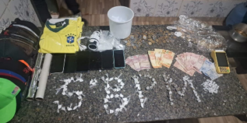 POLÍCIA MILITAR PRENDE MULHER PRO TRÁFICO DE DROGAS NA VILA SAMUEL