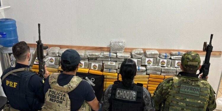 PF prende dois suspeitos e apreende 400 kg drogas e arma de fogo no Rio Madeira