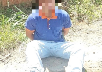 MOTOQUEIRO COM ESCAPE BARULHENTO TENTA FUGIR DA PM, MAS CAÍ E É PRESO APÓS TENTAR FUGA A PÉ