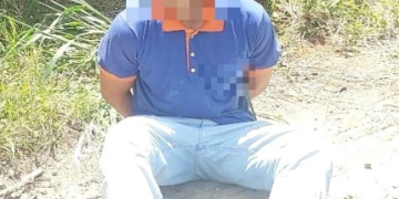 MOTOQUEIRO COM ESCAPE BARULHENTO TENTA FUGIR DA PM, MAS CAÍ E É PRESO APÓS TENTAR FUGA A PÉ