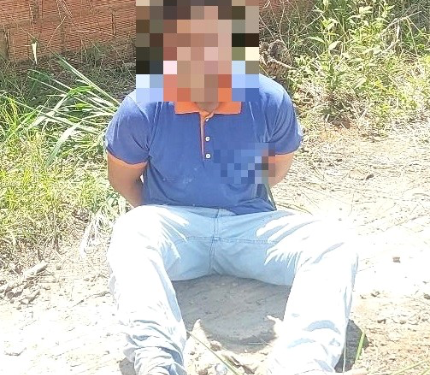 MOTOQUEIRO COM ESCAPE BARULHENTO TENTA FUGIR DA PM, MAS CAÍ E É PRESO APÓS TENTAR FUGA A PÉ