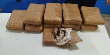 ABORDAGEM DA PMRO EM PASSAGEIRA DE ÔNIBUS APREENDE GRANDE QUANTIDADE DE ENTORPECENTES EM VILHENA