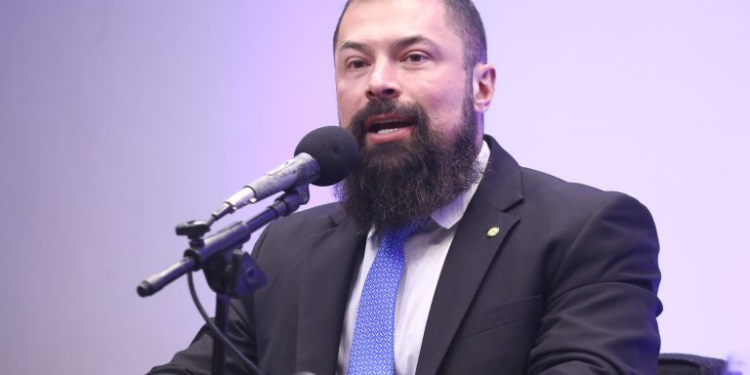 Comissão aprova porte de arma para atiradores com mais de um ano de registro