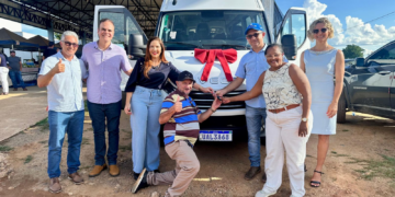 Esporte fortalecido: Cristiane Lopes entrega van e viabiliza pista de caminhada em Rio Crespo-RO