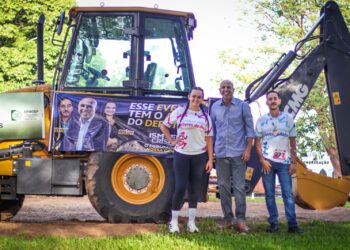Ismael Crispin participa da entrega de retroescavadeira e fortalece infraestrutura rural em Querência do Norte