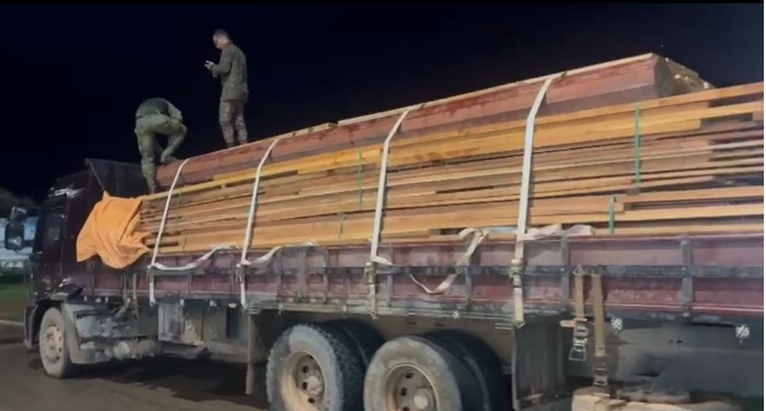 POLÍCIA MILITAR FLAGRA TRANSPORTE IRREGULAR DE MADEIRA EM MACHADINHO D’OESTE