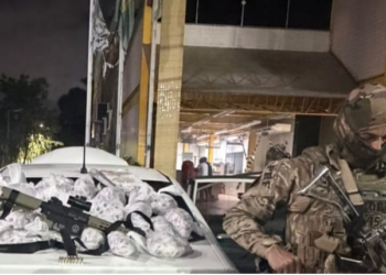 PRF apreende munições, um simulacro de fuzil e diversos “pinos” de cocaína em Duque de Caxias