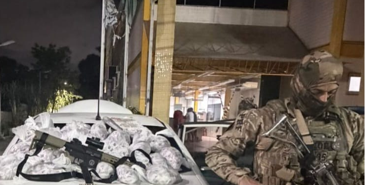 PRF apreende munições, um simulacro de fuzil e diversos “pinos” de cocaína em Duque de Caxias