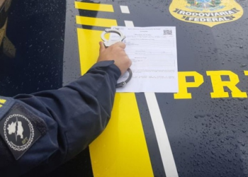 PRF cumpre mandados de prisão por roubo durante fiscalização na BR-101, em Eunápolis (BA)