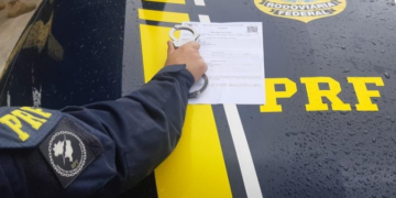 PRF cumpre mandados de prisão por roubo durante fiscalização na BR-101, em Eunápolis (BA)