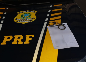PRF flagra veículo com CRLV falsificado durante fiscalização em Piripiri