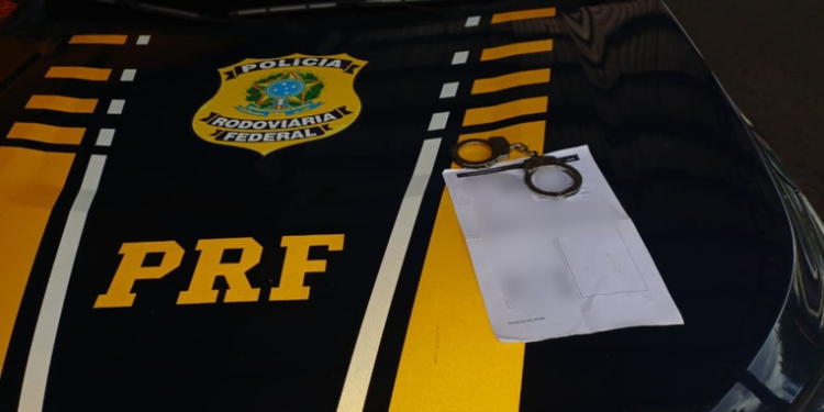 PRF flagra veículo com CRLV falsificado durante fiscalização em Piripiri