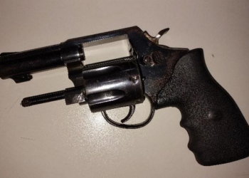 ARIQUEMES – AÇÃO INTEGRADA ENTRE POLÍCIA MILITAR E CIVIL RESULTA EM CUMPRIMENTO DE MANDADO E APREENSÃO DE ARMA DE FOGO