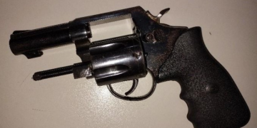 ARIQUEMES – AÇÃO INTEGRADA ENTRE POLÍCIA MILITAR E CIVIL RESULTA EM CUMPRIMENTO DE MANDADO E APREENSÃO DE ARMA DE FOGO