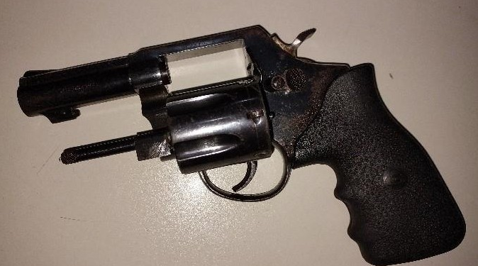 ARIQUEMES – AÇÃO INTEGRADA ENTRE POLÍCIA MILITAR E CIVIL RESULTA EM CUMPRIMENTO DE MANDADO E APREENSÃO DE ARMA DE FOGO