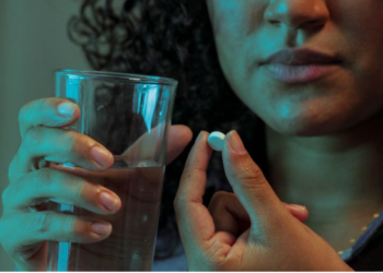 Orientações sobre automedicação e a importância do atendimento médico são evidenciadas pela Sesau