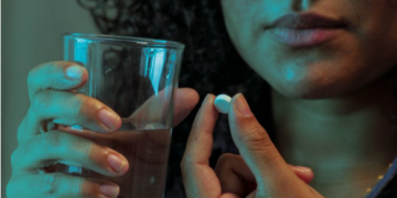 Orientações sobre automedicação e a importância do atendimento médico são evidenciadas pela Sesau