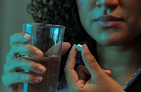 Orientações sobre automedicação e a importância do atendimento médico são evidenciadas pela Sesau