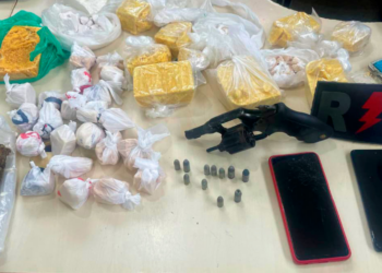 JI-PARANÁ – POLÍCIA MILITAR APREENDE MAIS DE 5 KG DE DROGAS, ARMA DE FOGO E PRENDE SUSPEITO