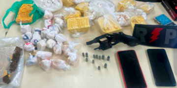 JI-PARANÁ – POLÍCIA MILITAR APREENDE MAIS DE 5 KG DE DROGAS, ARMA DE FOGO E PRENDE SUSPEITO