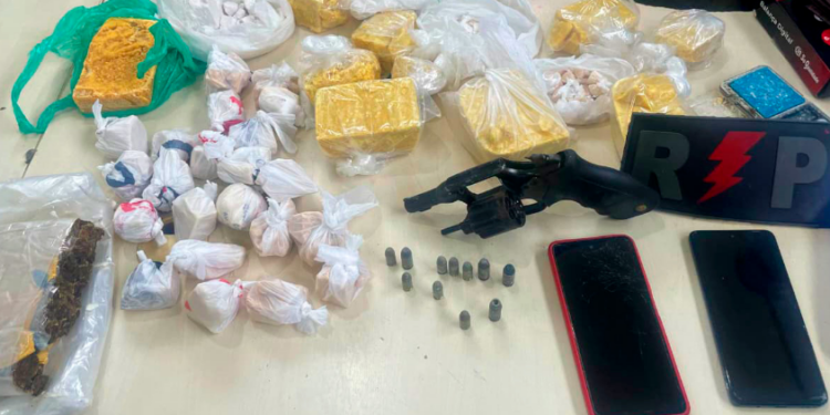 JI-PARANÁ – POLÍCIA MILITAR APREENDE MAIS DE 5 KG DE DROGAS, ARMA DE FOGO E PRENDE SUSPEITO